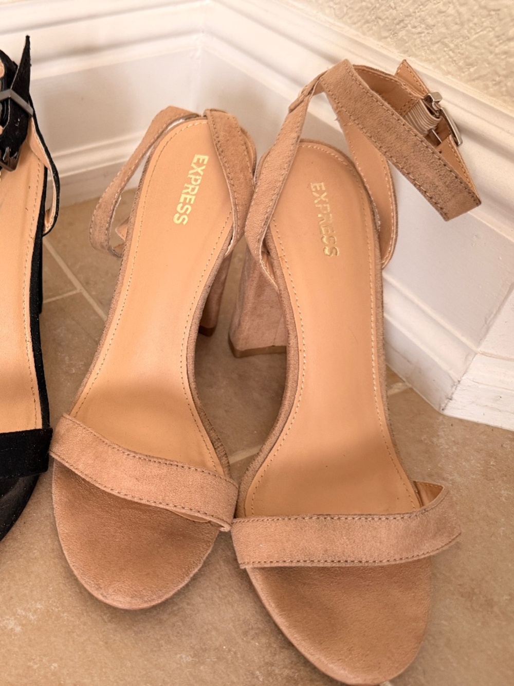 Express Heels - Picture 4 of 4